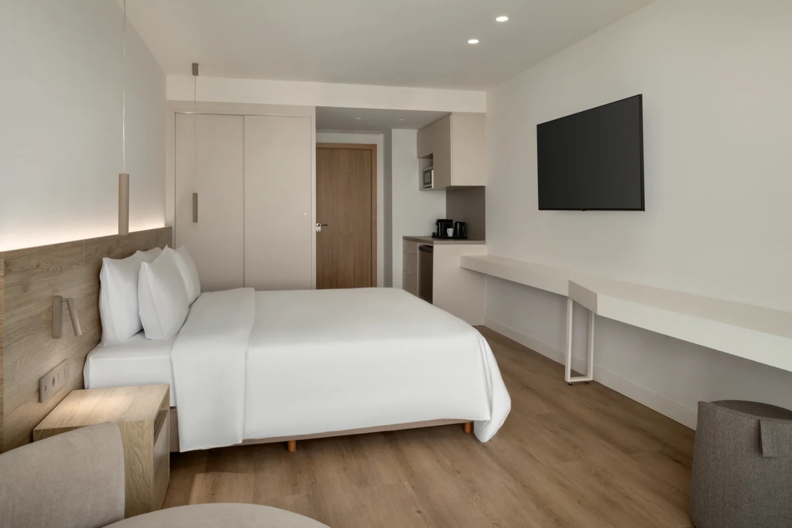 wyndham marina zeas standard room sea view bedroom tv 02