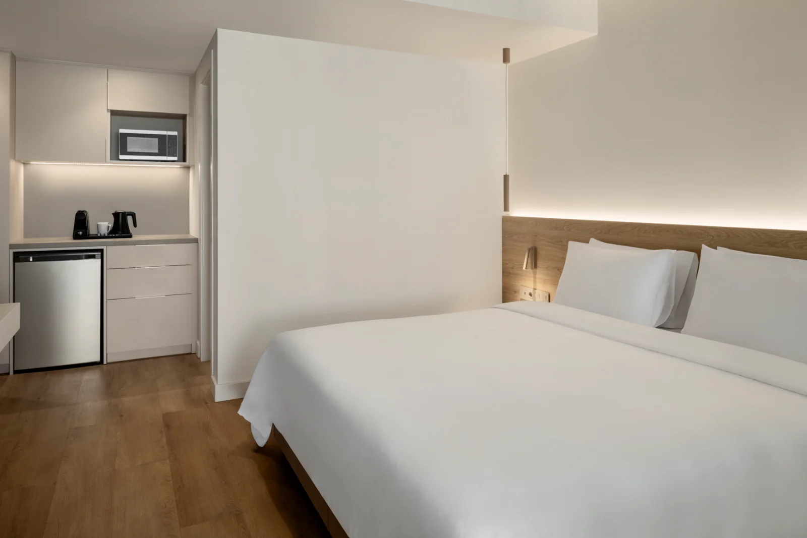 wyndham piraeus premier suite living area 04