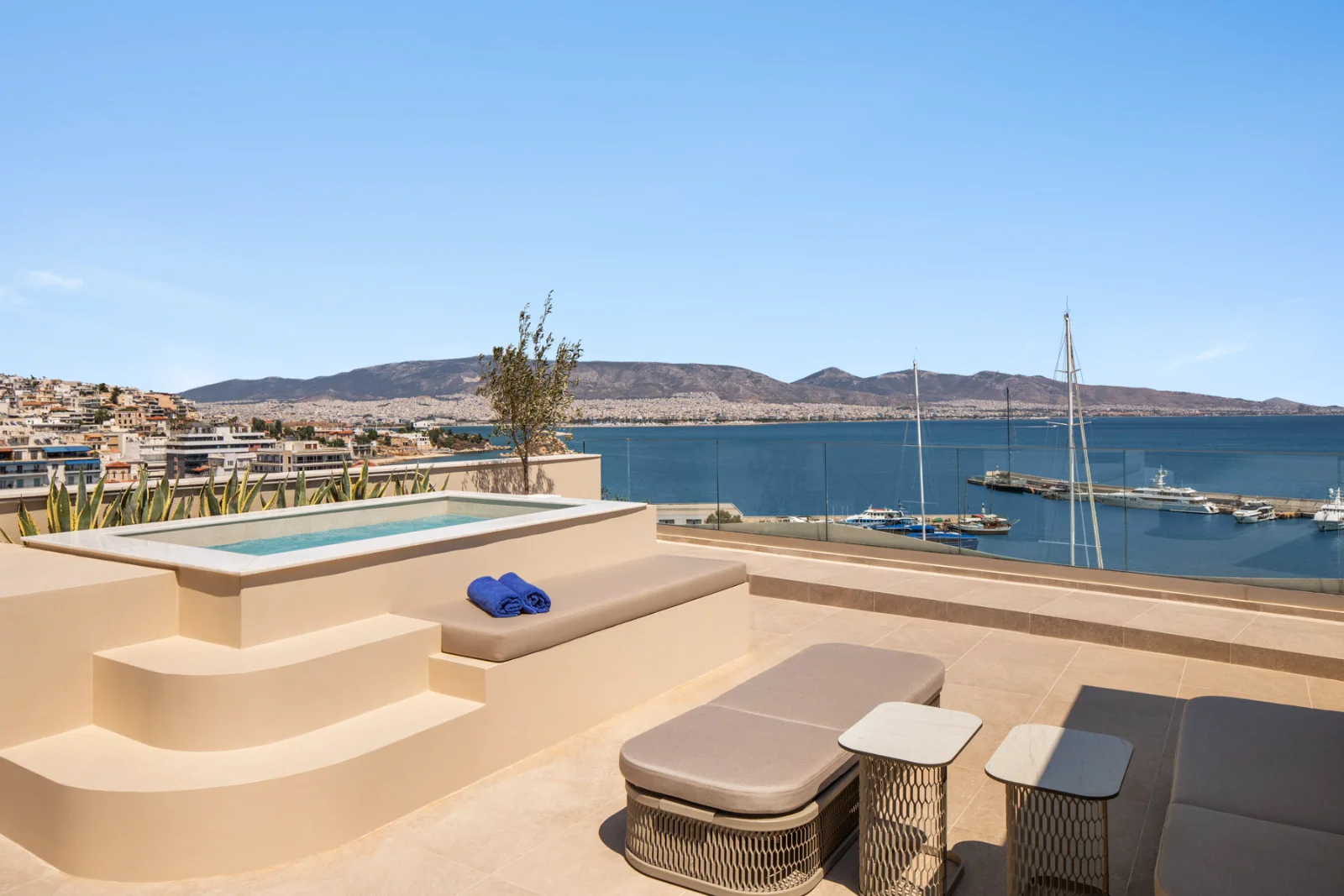 accomodation in piraeus suite luxury suite with pool and sea view 05
